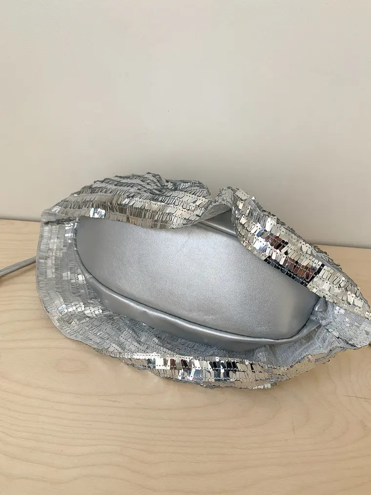 Bolso Bucket con Lentejuelas Espejo y Cierre de Cordón — Destellos en Movimiento, Estilo Propio 3