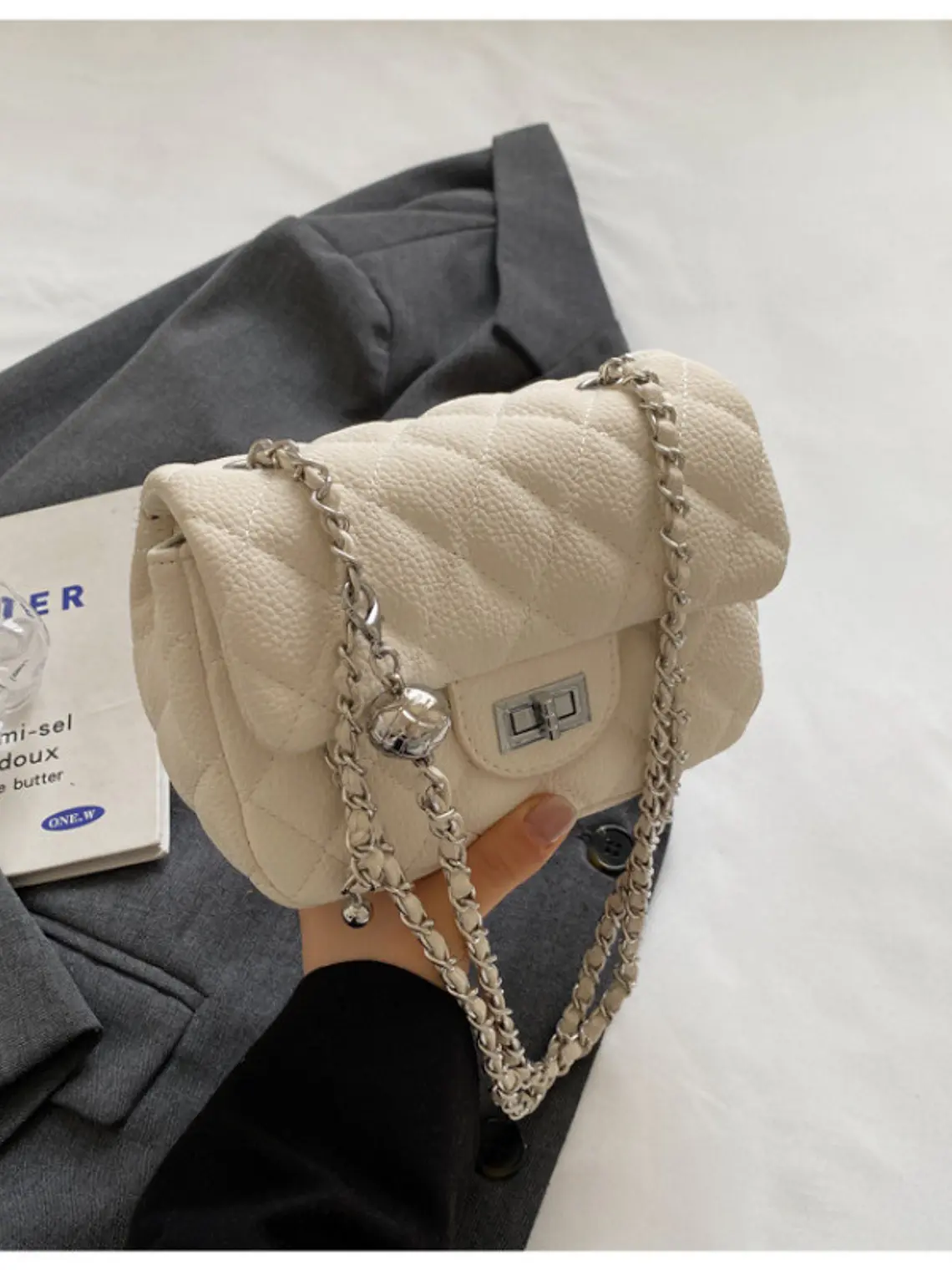 Bolso bandolera acolchado con diseño romboidal — Estilo urbano minimalista 3