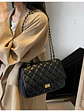 Bolso de hombro acolchado con cadena dorada — estilo clásico atemporal - Miniatura 2