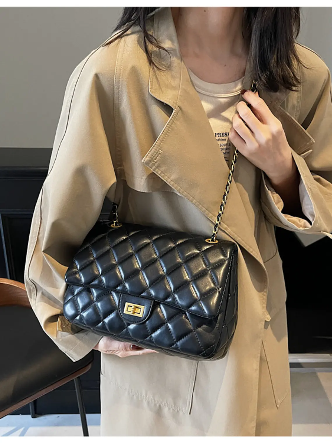 Bolso de hombro acolchado con cadena dorada — estilo clásico atemporal 3