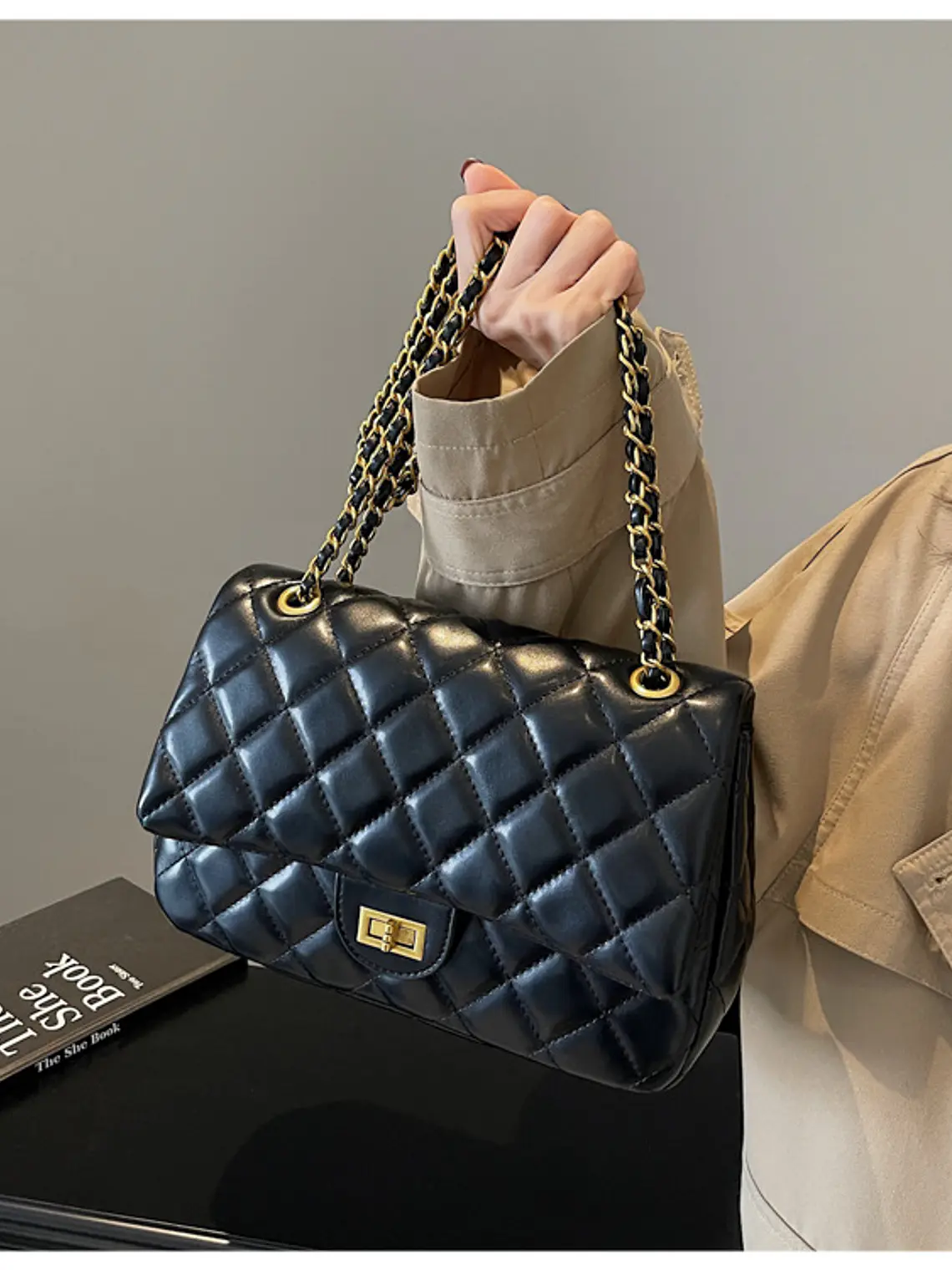 Bolso de hombro acolchado con cadena dorada — estilo clásico atemporal 5