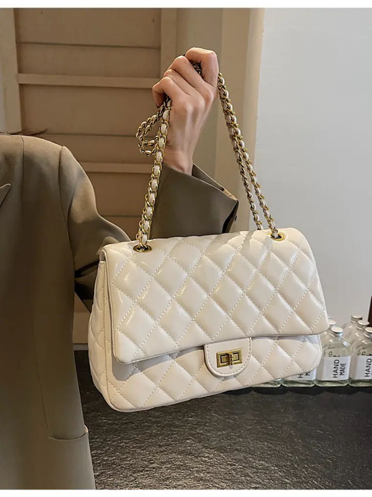 Bolso de hombro acolchado con cadena dorada — estilo clásico atemporal 9