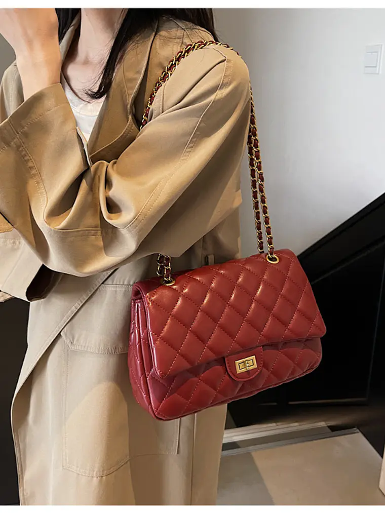 Bolso de hombro acolchado con cadena dorada — estilo clásico atemporal 11