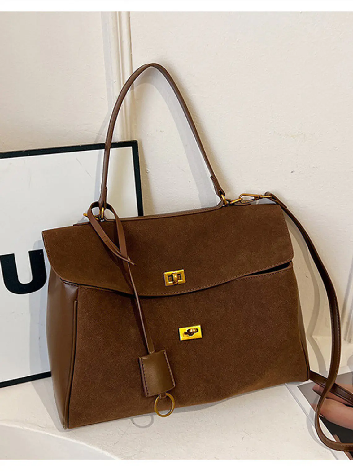 Bolso tote de ante sintético con broches dorados — estilo estructurado para el día a día 4