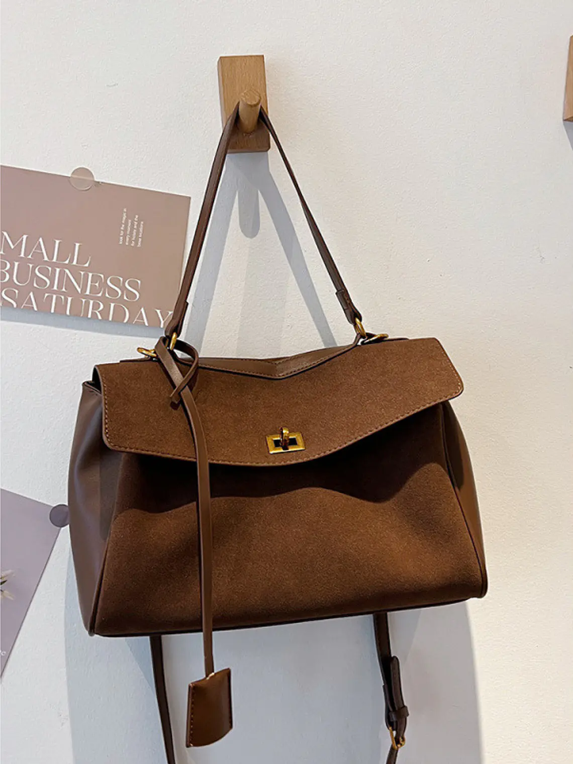 Bolso tote de ante sintético con broches dorados — estilo estructurado para el día a día 5