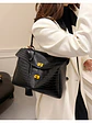 Bolso tote de cuero sintético con textura cocodrilo y broches dorados — elegancia urbana en negro - Miniatura 3
