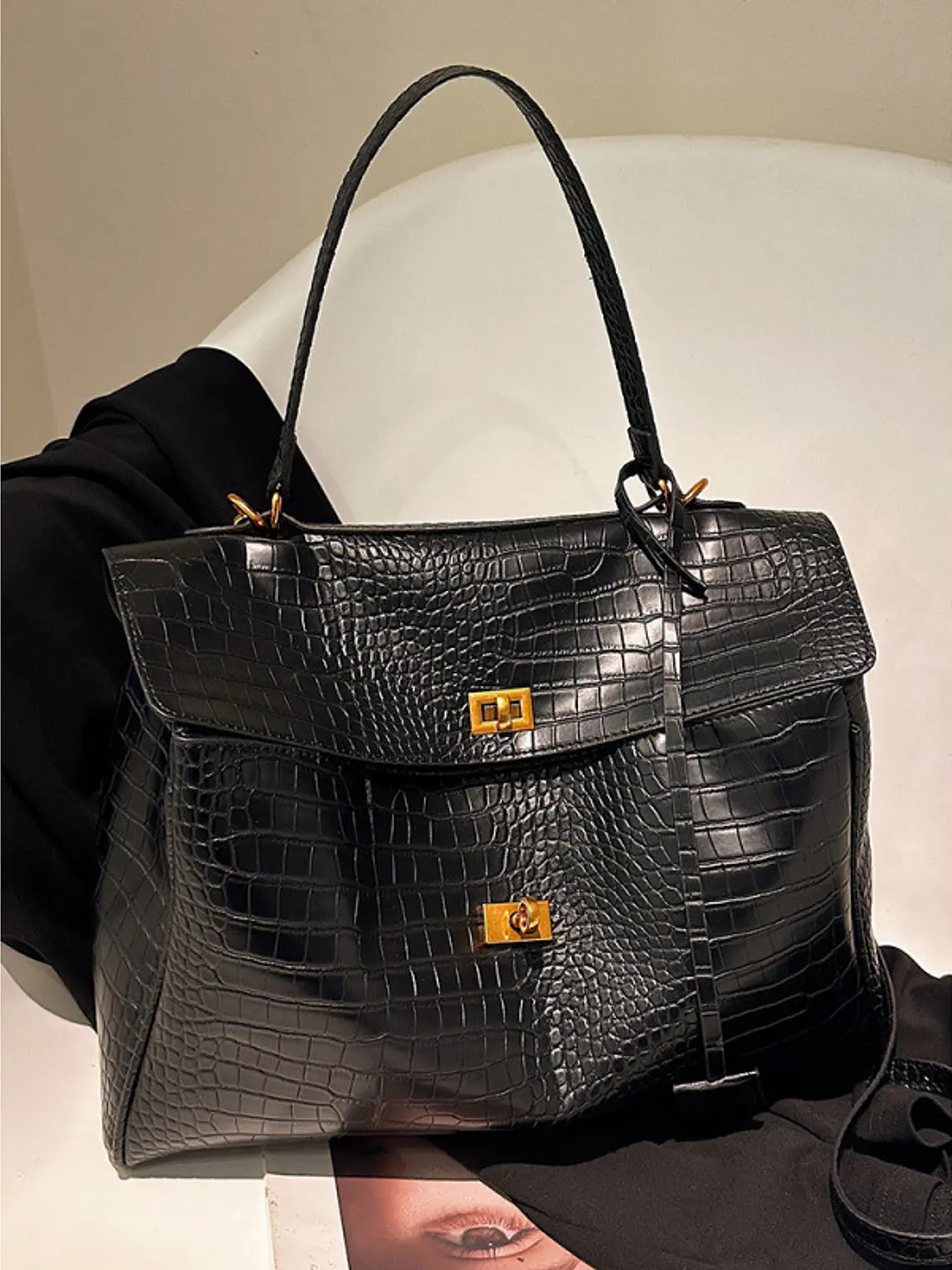 Bolso tote de cuero sintético con textura cocodrilo y broches dorados — elegancia urbana en negro 7