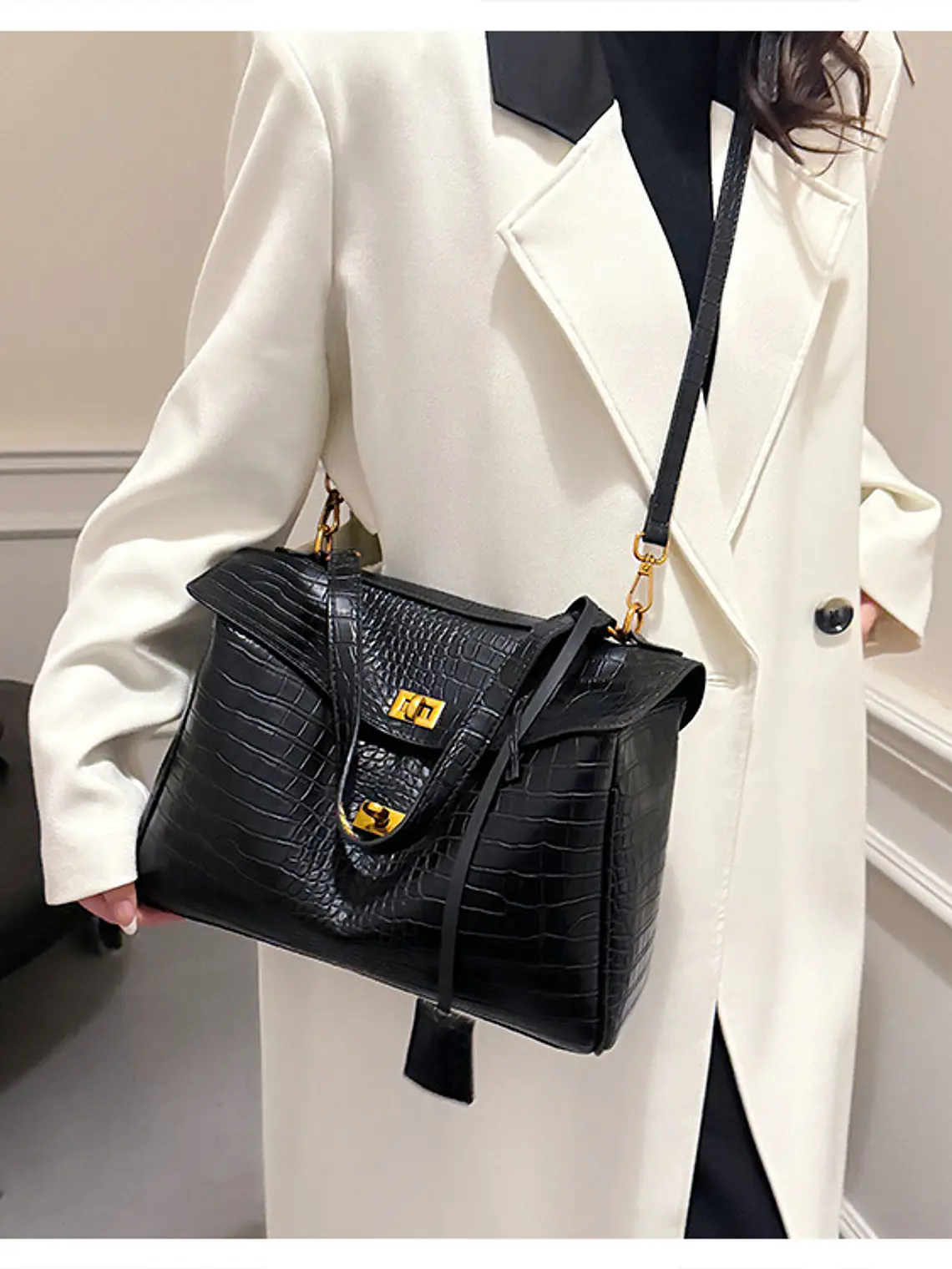 Bolso tote de cuero sintético con textura cocodrilo y broches dorados — elegancia urbana en negro 4