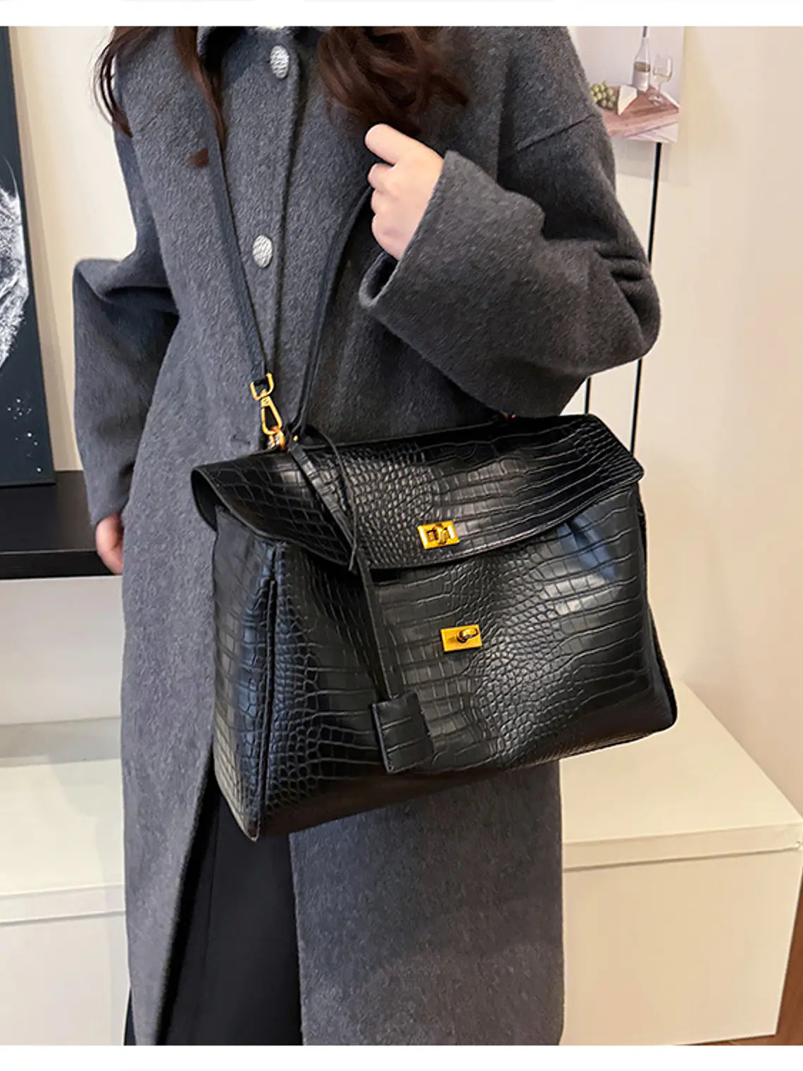 Bolso tote de cuero sintético con textura cocodrilo y broches dorados — elegancia urbana en negro 10