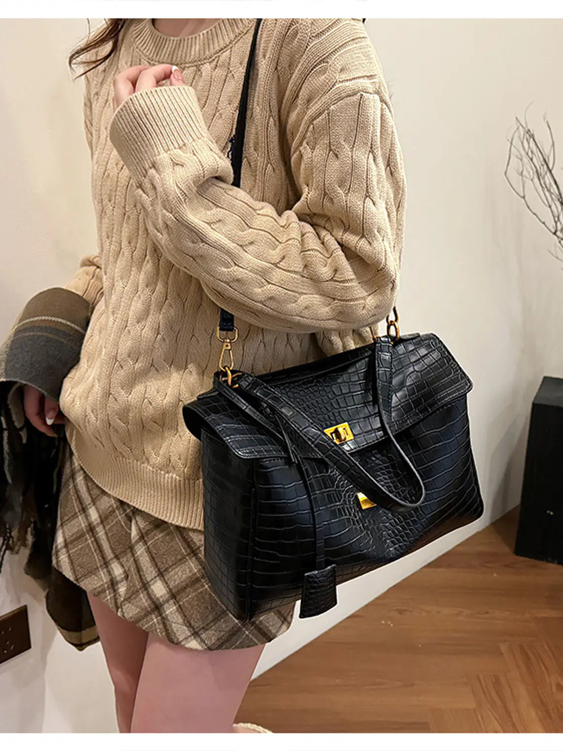 Bolso tote de cuero sintético con textura cocodrilo y broches dorados — elegancia urbana en negro 5