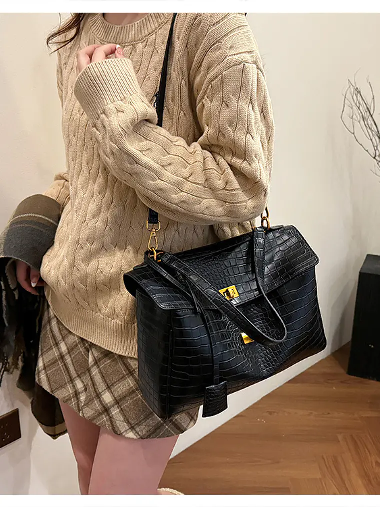 Bolso tote de cuero sintético con textura cocodrilo y broches dorados — elegancia urbana en negro 5