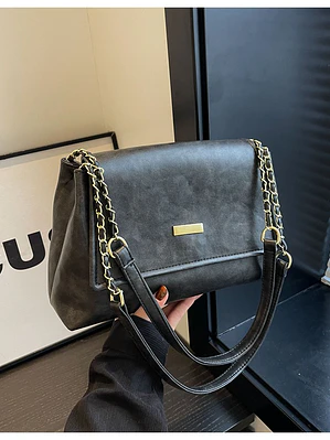 Bolso de hombro con solapa vintage y cadena dorada — estilo retro urbano