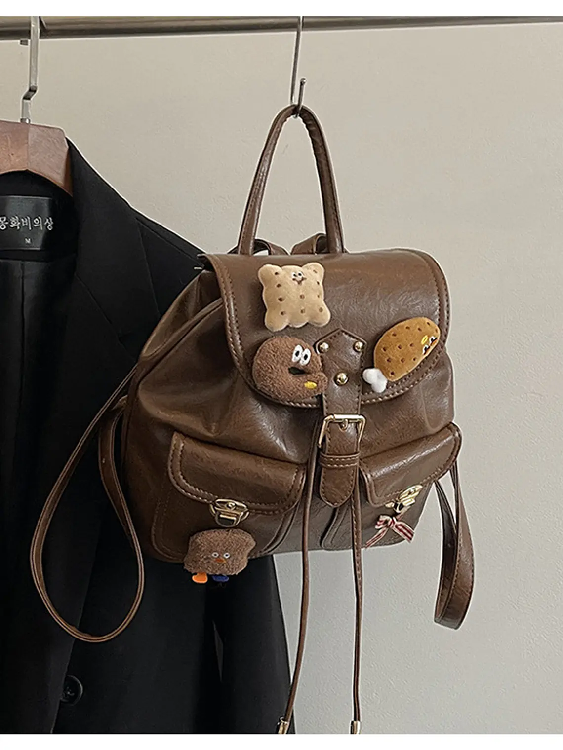 Mochila pequeña con apliques de peluche y colgante decorativo — estilo dulce retro en café 1
