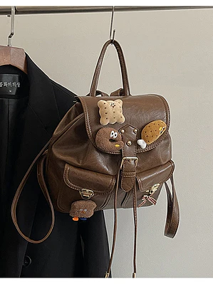 Mochila pequeña con apliques de peluche y colgante decorativo — estilo dulce retro en café