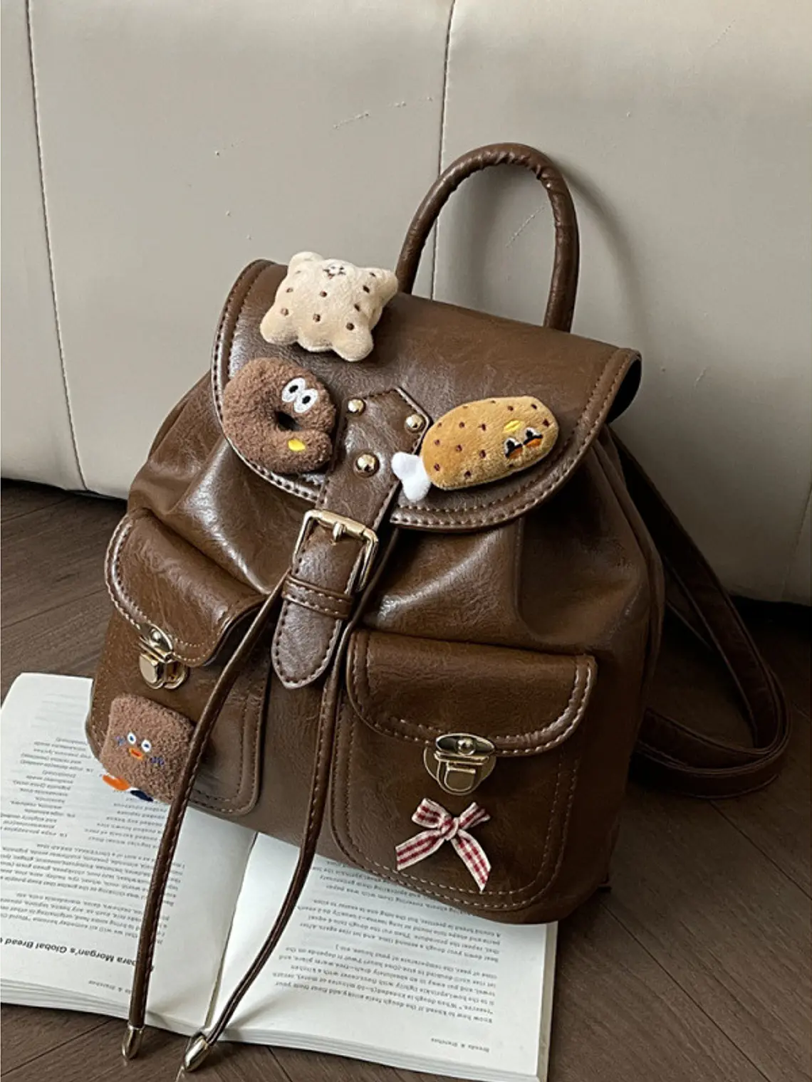 Mochila pequeña con apliques de peluche y colgante decorativo — estilo dulce retro en café 2