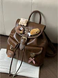Mochila pequeña con apliques de peluche y colgante decorativo — estilo dulce retro en café - Miniatura 2