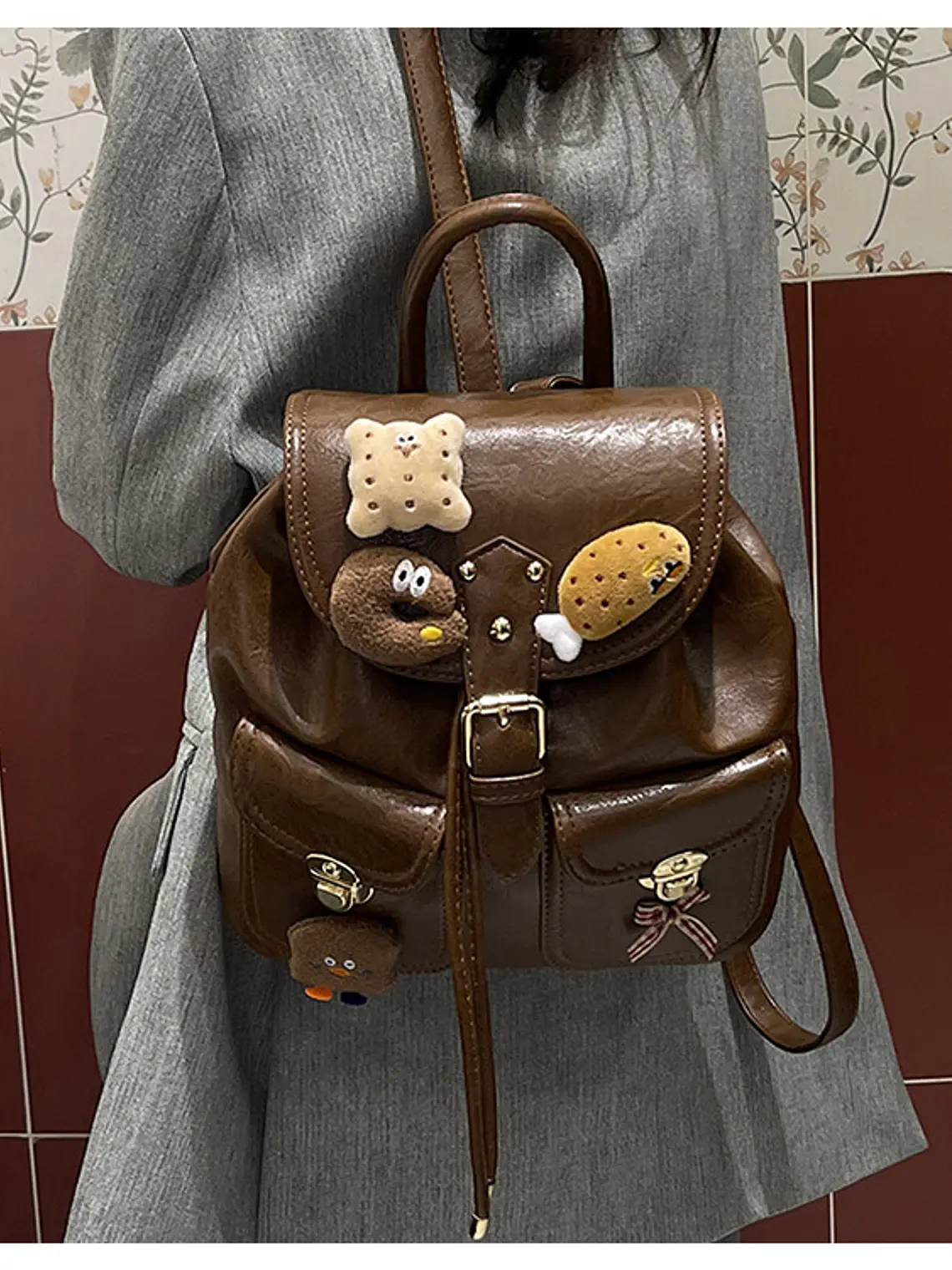 Mochila pequeña con apliques de peluche y colgante decorativo — estilo dulce retro en café 5