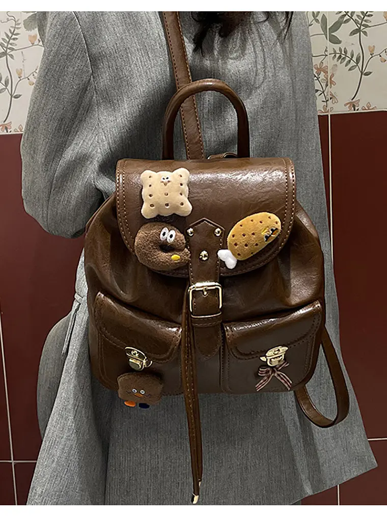 Mochila pequeña con apliques de peluche y colgante decorativo — estilo dulce retro en café 5