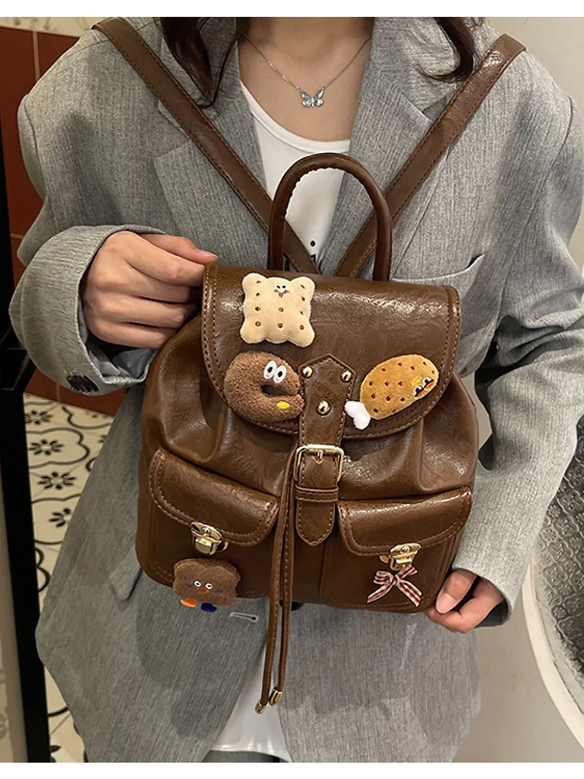 Mochila pequeña con apliques de peluche y colgante decorativo — estilo dulce retro en café 4