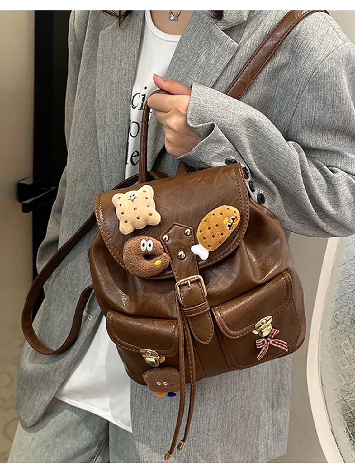 Mochila pequeña con apliques de peluche y colgante decorativo — estilo dulce retro en café 3
