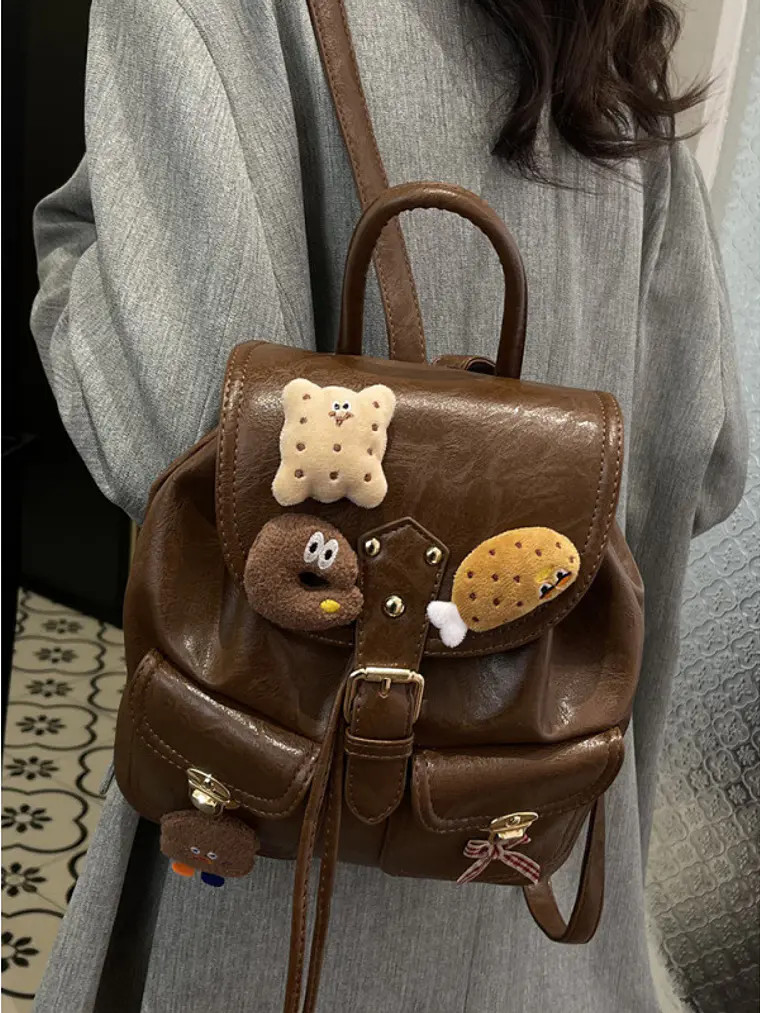 Mochila pequeña con apliques de peluche y colgante decorativo — estilo dulce retro en café 6