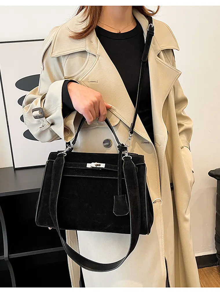 Bolso estructurado de ante sintético con broche giratorio y correa ancha — estilo urbano atemporal 3
