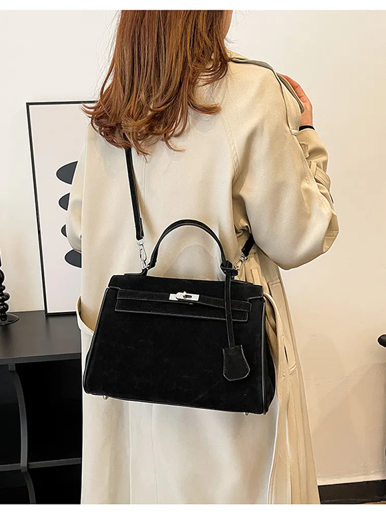 Bolso estructurado de ante sintético con broche giratorio y correa ancha — estilo urbano atemporal 5