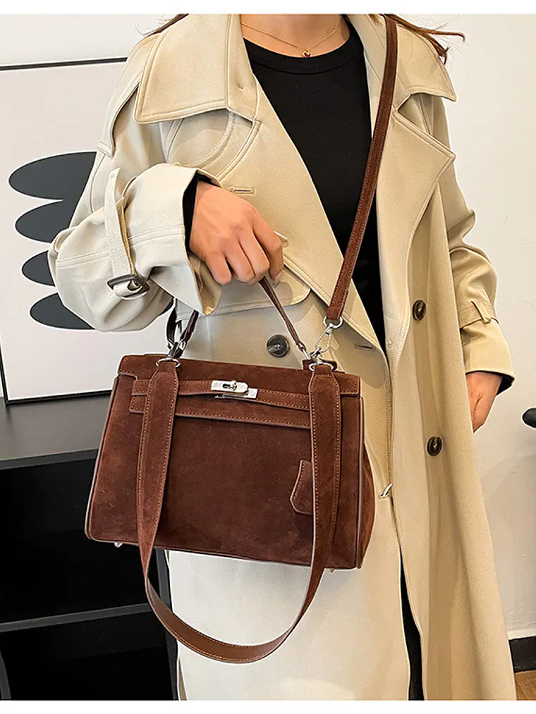 Bolso estructurado de ante sintético con broche giratorio y correa ancha — estilo urbano atemporal 7