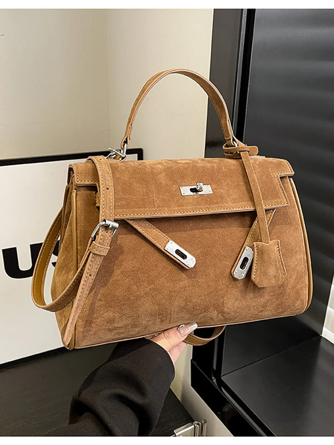 Bolso estructurado de ante sintético con broche giratorio y correa ancha — estilo urbano atemporal 11