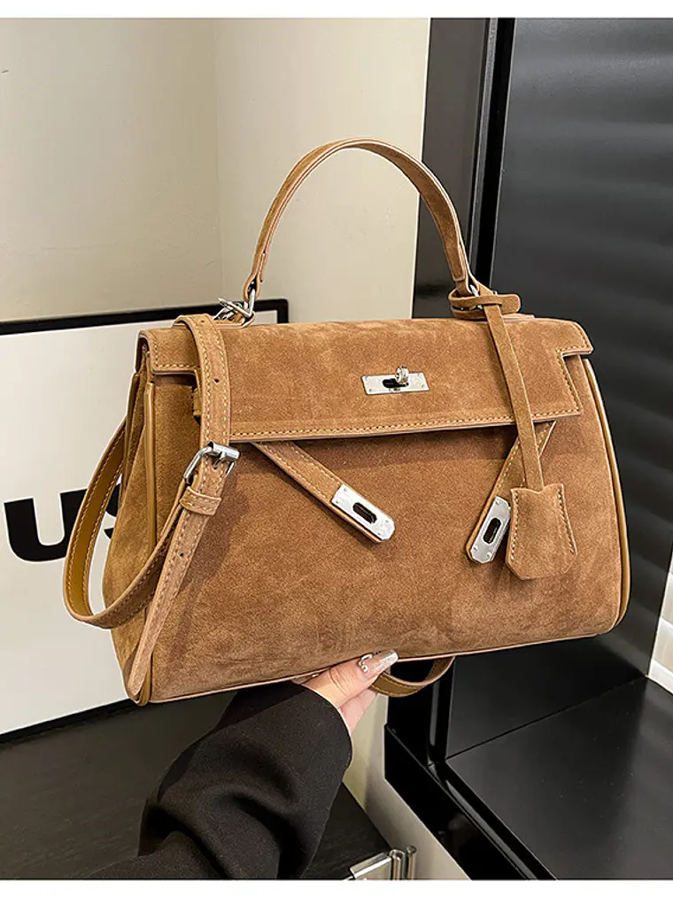 Bolso estructurado de ante sintético con broche giratorio y correa ancha — estilo urbano atemporal 11