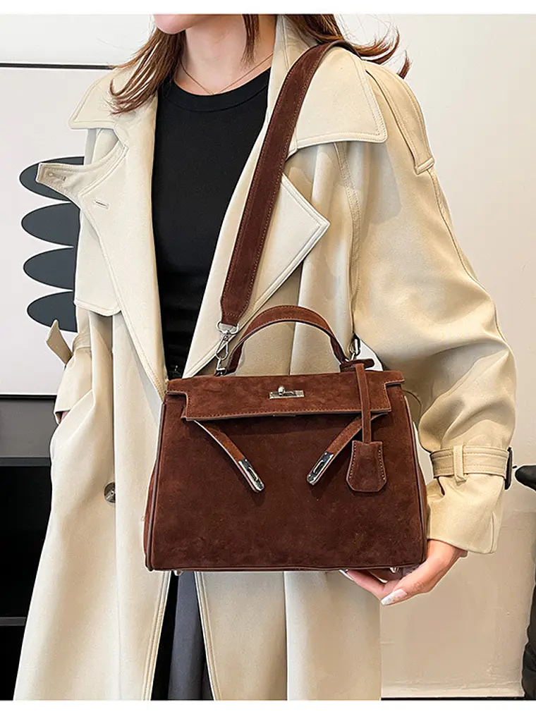 Bolso estructurado de ante sintético con broche giratorio y correa ancha — estilo urbano atemporal 8