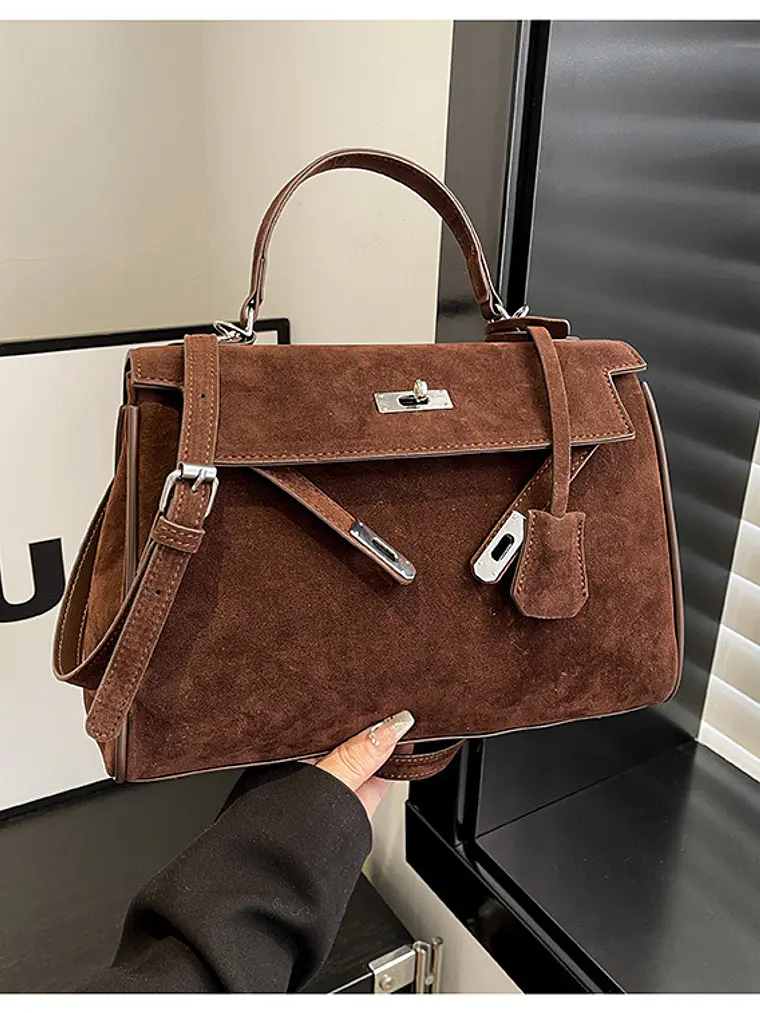 Bolso estructurado de ante sintético con broche giratorio y correa ancha — estilo urbano atemporal 6