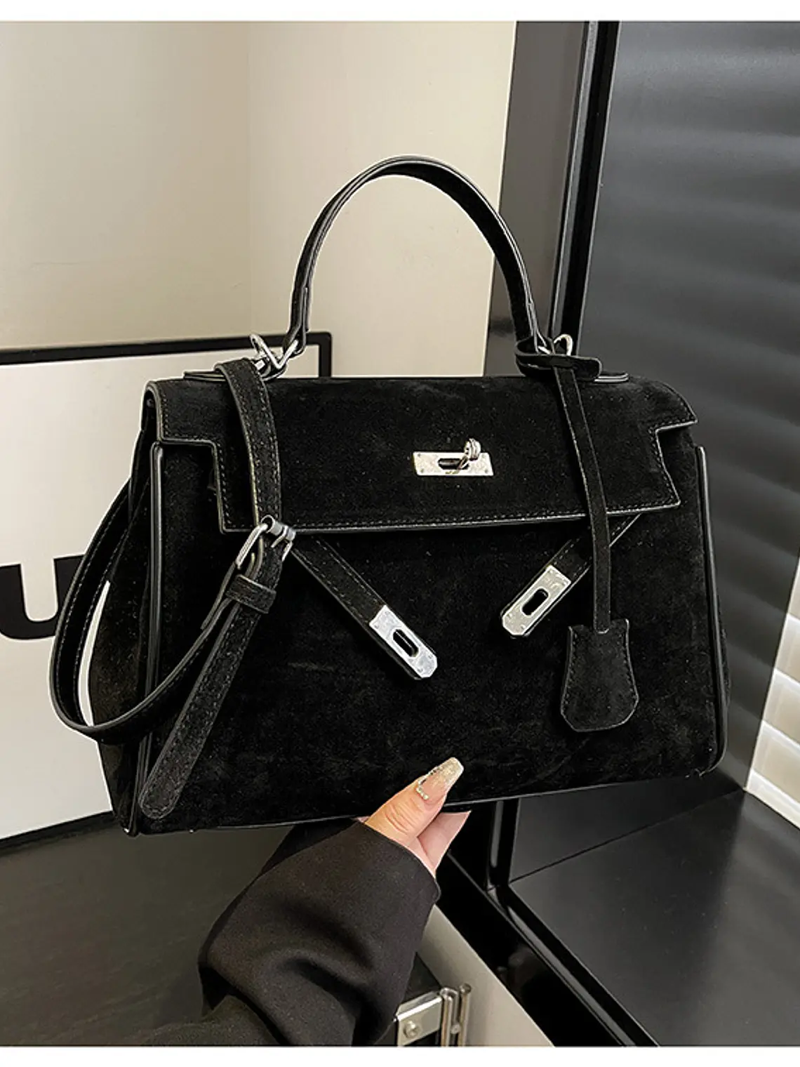Bolso estructurado de ante sintético con broche giratorio y correa ancha — estilo urbano atemporal 1