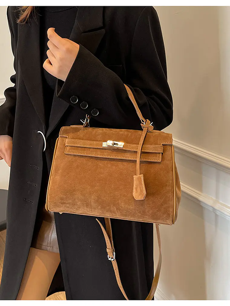 Bolso estructurado de ante sintético con broche giratorio y correa ancha — estilo urbano atemporal 12
