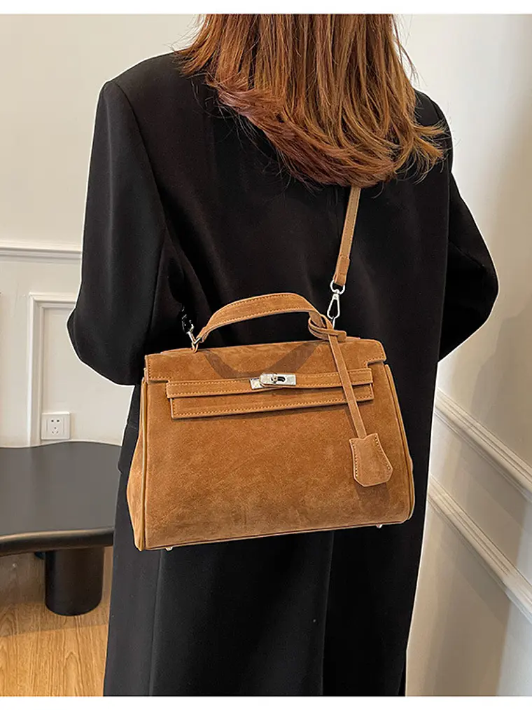 Bolso estructurado de ante sintético con broche giratorio y correa ancha — estilo urbano atemporal 15
