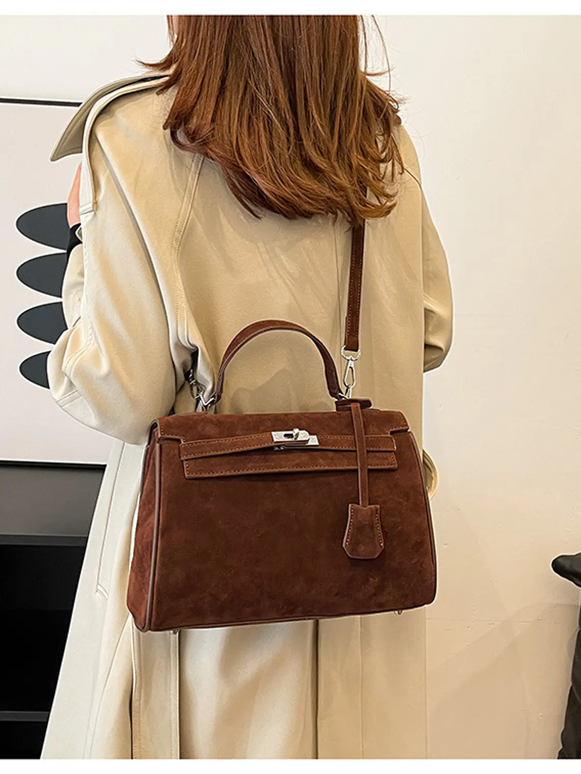 Bolso estructurado de ante sintético con broche giratorio y correa ancha — estilo urbano atemporal 10
