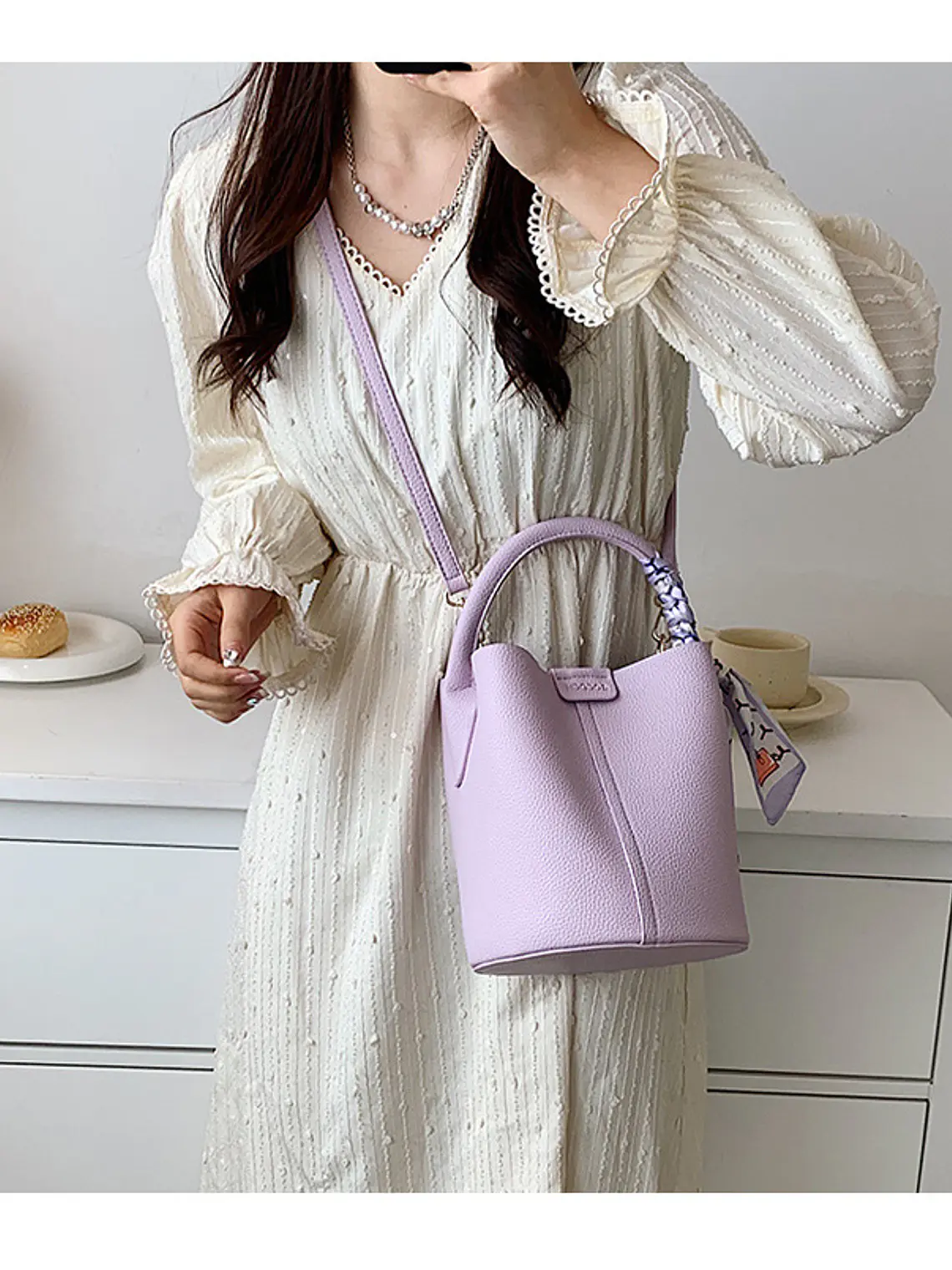 Bolso bucket con textura lichi y pañuelo decorativo entretejido — colores frescos para el día a día 22