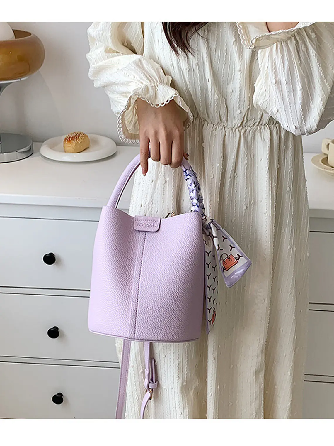 Bolso bucket con textura lichi y pañuelo decorativo entretejido — colores frescos para el día a día 21