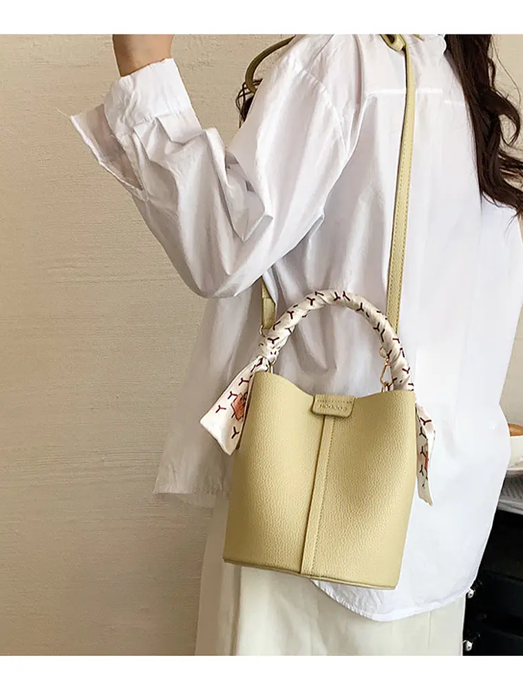 Bolso bucket con textura lichi y pañuelo decorativo entretejido — colores frescos para el día a día 11