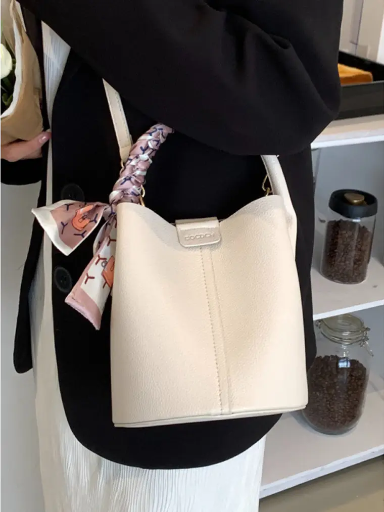 Bolso bucket con textura lichi y pañuelo decorativo entretejido — colores frescos para el día a día 5