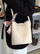 Bolso bucket con textura lichi y pañuelo decorativo entretejido — colores frescos para el día a día - Miniatura 5