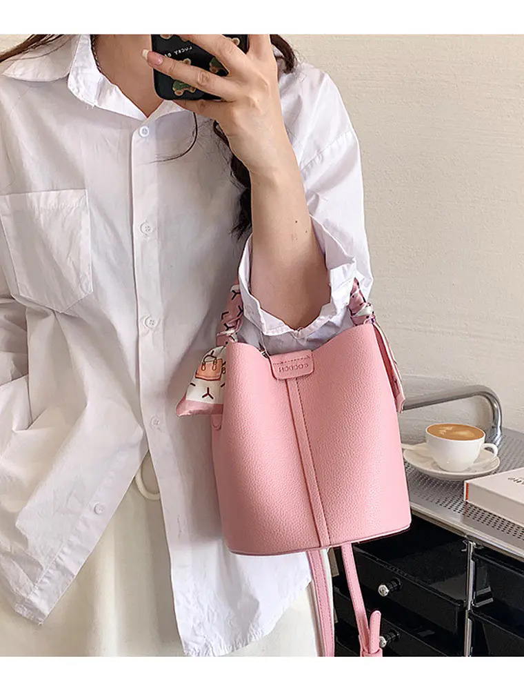 Bolso bucket con textura lichi y pañuelo decorativo entretejido — colores frescos para el día a día 17