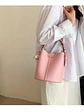 Bolso bucket con textura lichi y pañuelo decorativo entretejido — colores frescos para el día a día - Miniatura 18