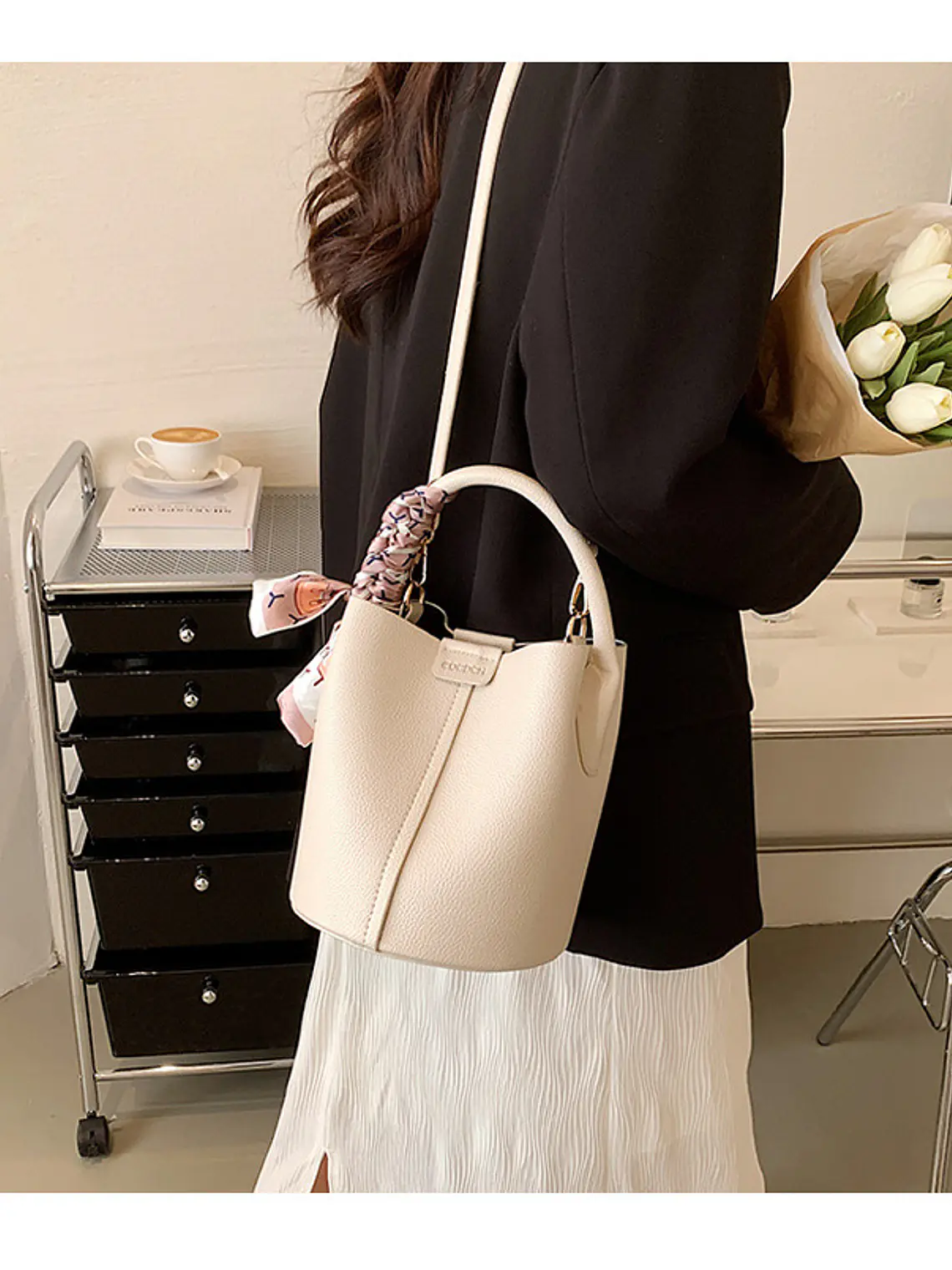 Bolso bucket con textura lichi y pañuelo decorativo entretejido — colores frescos para el día a día 7
