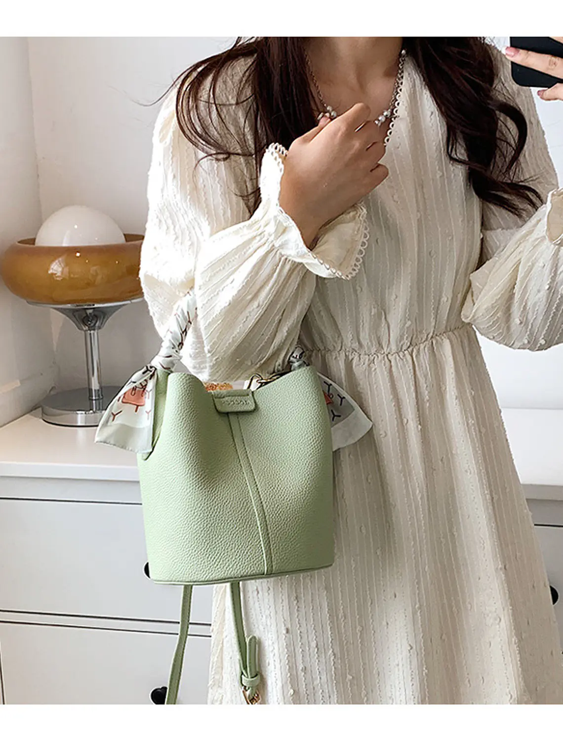 Bolso bucket con textura lichi y pañuelo decorativo entretejido — colores frescos para el día a día 13