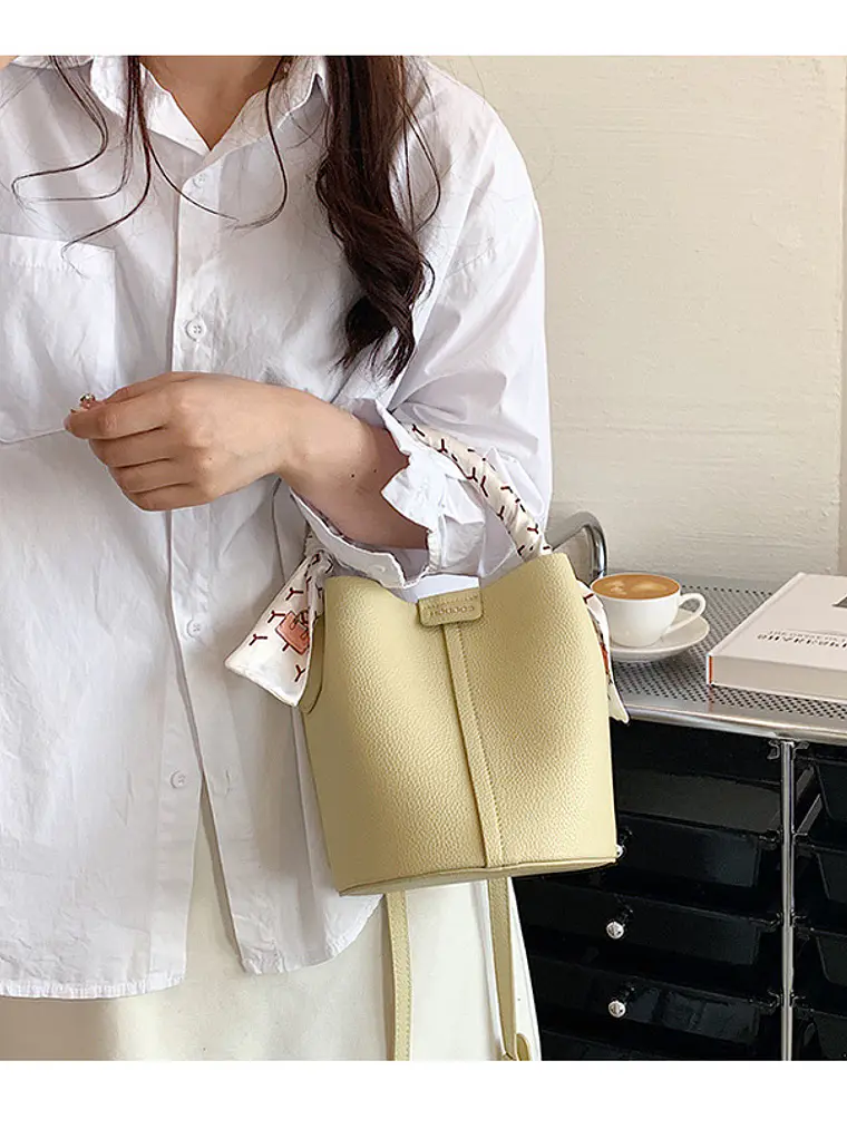 Bolso bucket con textura lichi y pañuelo decorativo entretejido — colores frescos para el día a día 9