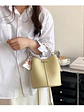 Bolso bucket con textura lichi y pañuelo decorativo entretejido — colores frescos para el día a día - Miniatura 9