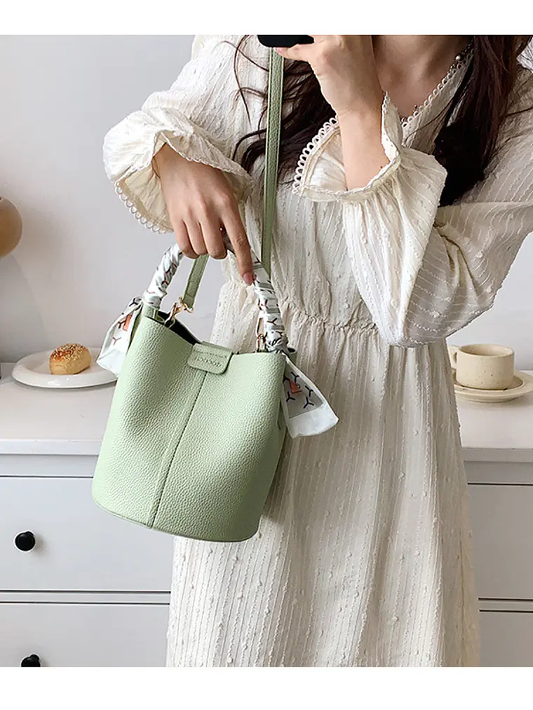 Bolso bucket con textura lichi y pañuelo decorativo entretejido — colores frescos para el día a día 14