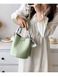 Bolso bucket con textura lichi y pañuelo decorativo entretejido — colores frescos para el día a día - Miniatura 14