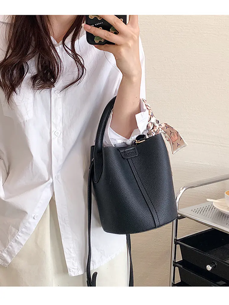 Bolso bucket con textura lichi y pañuelo decorativo entretejido — colores frescos para el día a día 2